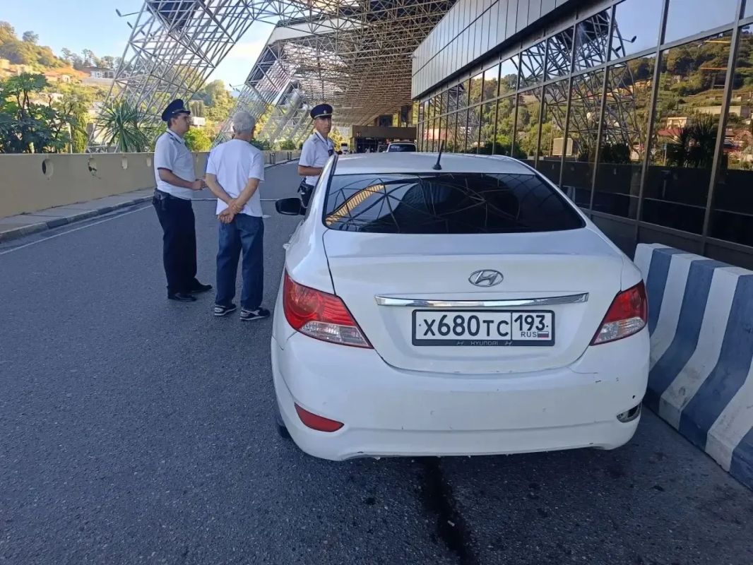 В Сочи прошли рейды по пресечению деятельности навязчивых услуг водителей такси В Сочи прошли рейды по пресечению деятельности навязчивых услуг водителей такси