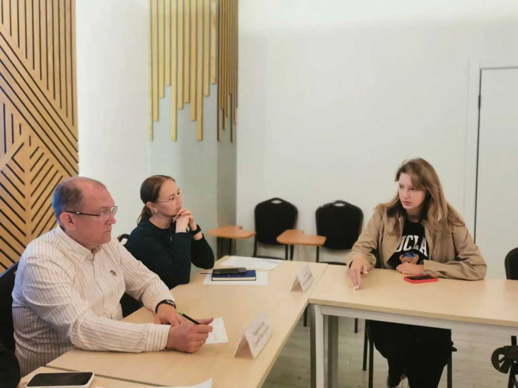 В Доме молодежи вот уже второй день нон-стопом идёт собеседование кандидатов в Молодёжный совет при главе города на 2026–2027 годы В Доме молодежи вот уже второй день нон-стопом идёт собеседование кандидатов в Молодёжный совет при главе города на 2026–2027 годы