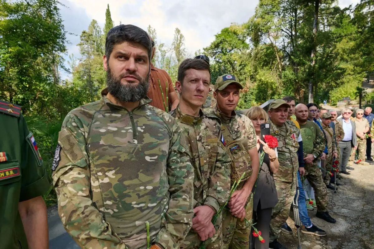 В Сочи на Аллее Героев открыли памятник Герою ДНР В Сочи на Аллее Героев открыли памятник Герою ДНР