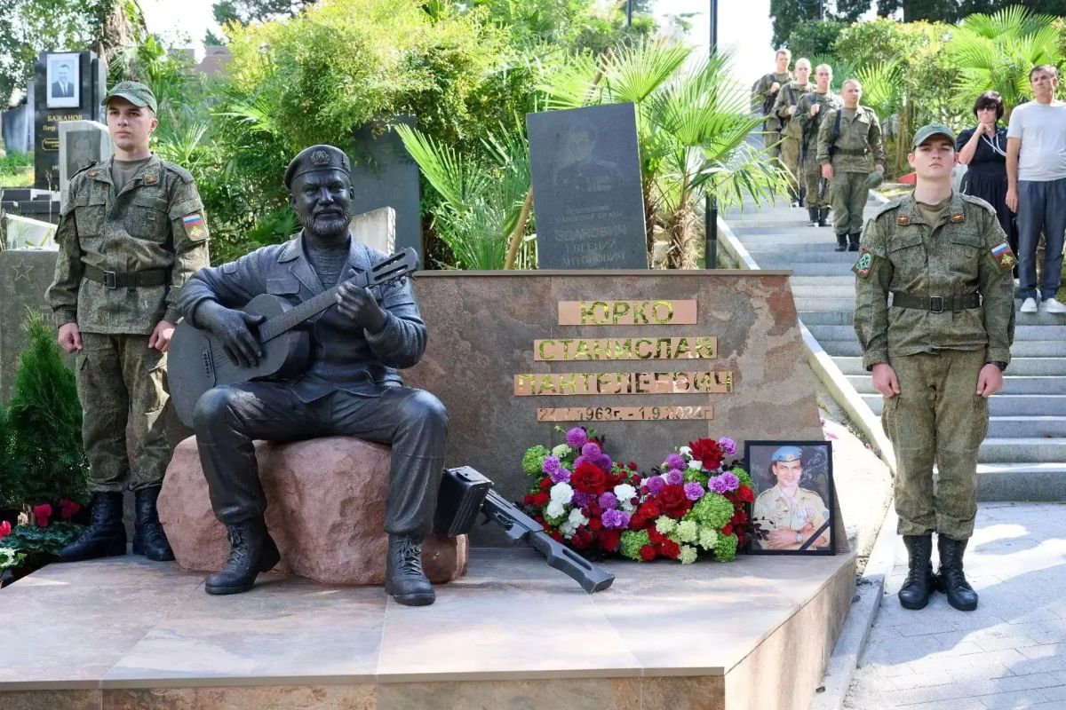 В Сочи на Аллее Героев открыли памятник Герою ДНР