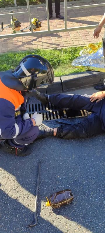 В Сочи мужчине зажало ногу в дождеприемнике В Сочи мужчине зажало ногу в дождеприемнике