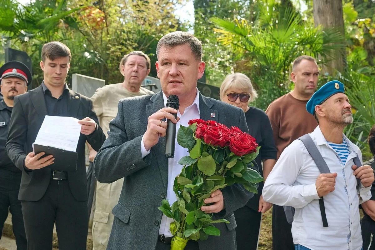 В Сочи на Аллее Героев открыли памятник Герою ДНР В Сочи на Аллее Героев открыли памятник Герою ДНР