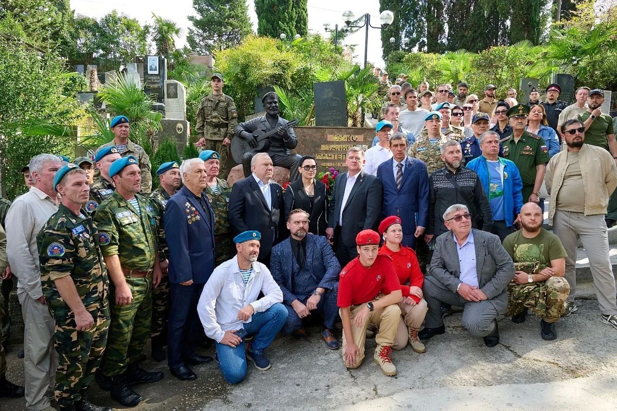 В Сочи на Аллее Героев открыли памятник Герою ДНР В Сочи на Аллее Героев открыли памятник Герою ДНР