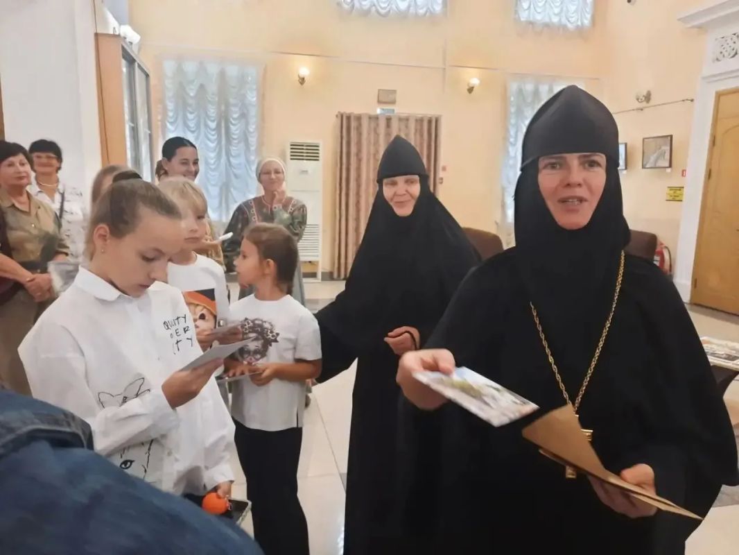 В Доме творчества и досуга «Луч» открылась выставка современных художников «Монастырь под покровом Царицы Небесной» В Доме творчества и досуга «Луч» открылась выставка современных художников «Монастырь под покровом Царицы Небесной»