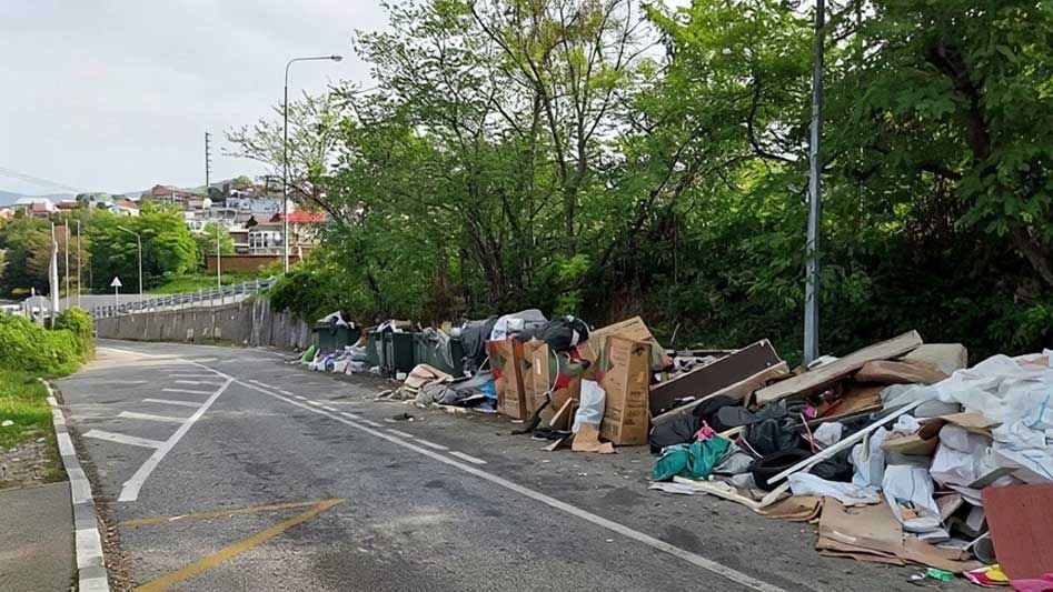 В Сочи на улице Батумское шоссе, 94/20 несколько мужчин выгрузили строительный мусор из "Газели" с челябинскими номерами