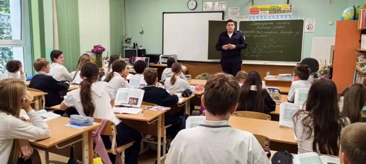 Сотрудники Госавтоинспекции продолжают проведение профилактических бесед в образовательных организациях города-курорта Сочи. Сотрудники Госавтоинспекции продолжают проведение профилактических бесед в образовательных организациях города-курорта Сочи.