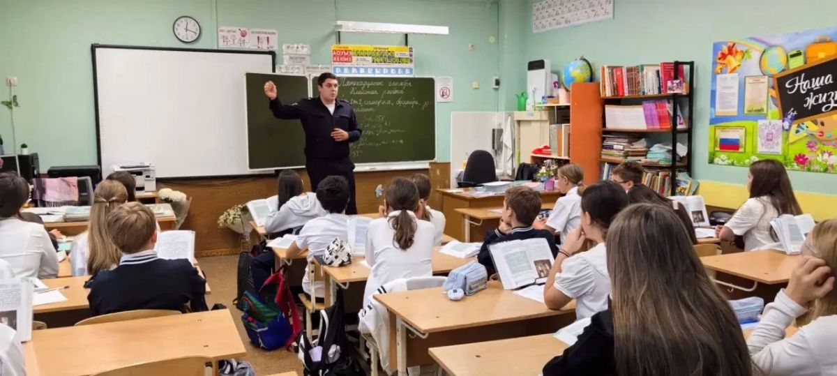 Сотрудники Госавтоинспекции продолжают проведение профилактических бесед в образовательных организациях города-курорта Сочи.