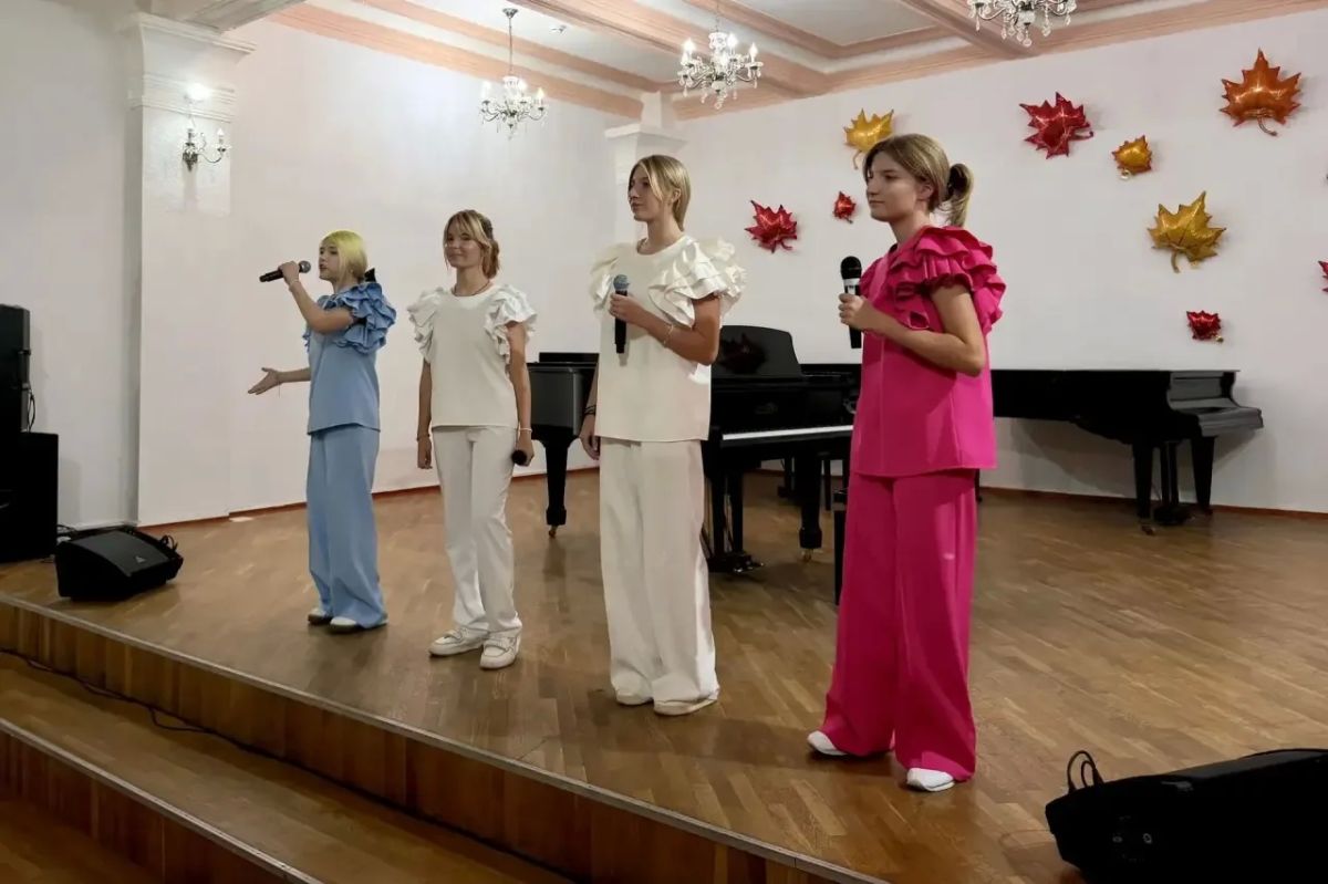 В концертном зале Детской школы искусств № 8 прошёл гала-концерт II детско-юношеского фестиваля вокальной музыки «Мелодии дружных сердец» В концертном зале Детской школы искусств № 8 прошёл гала-концерт II детско-юношеского фестиваля вокальной музыки «Мелодии дружных сердец»