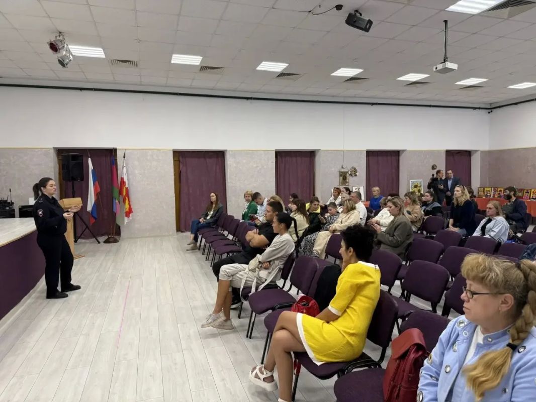 Сотрудники Госавтоинспекции г. Сочи продолжают проводить родительские собрания в образовательных учреждениях нашего города Сотрудники Госавтоинспекции г. Сочи продолжают проводить родительские собрания в образовательных учреждениях нашего города