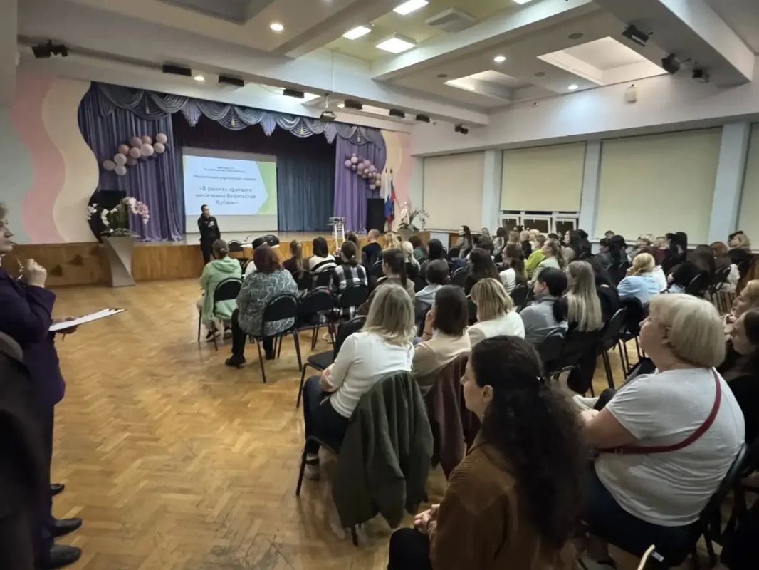 Сотрудники Госавтоинспекции г. Сочи продолжают проводить родительские собрания в образовательных учреждениях нашего города Сотрудники Госавтоинспекции г. Сочи продолжают проводить родительские собрания в образовательных учреждениях нашего города