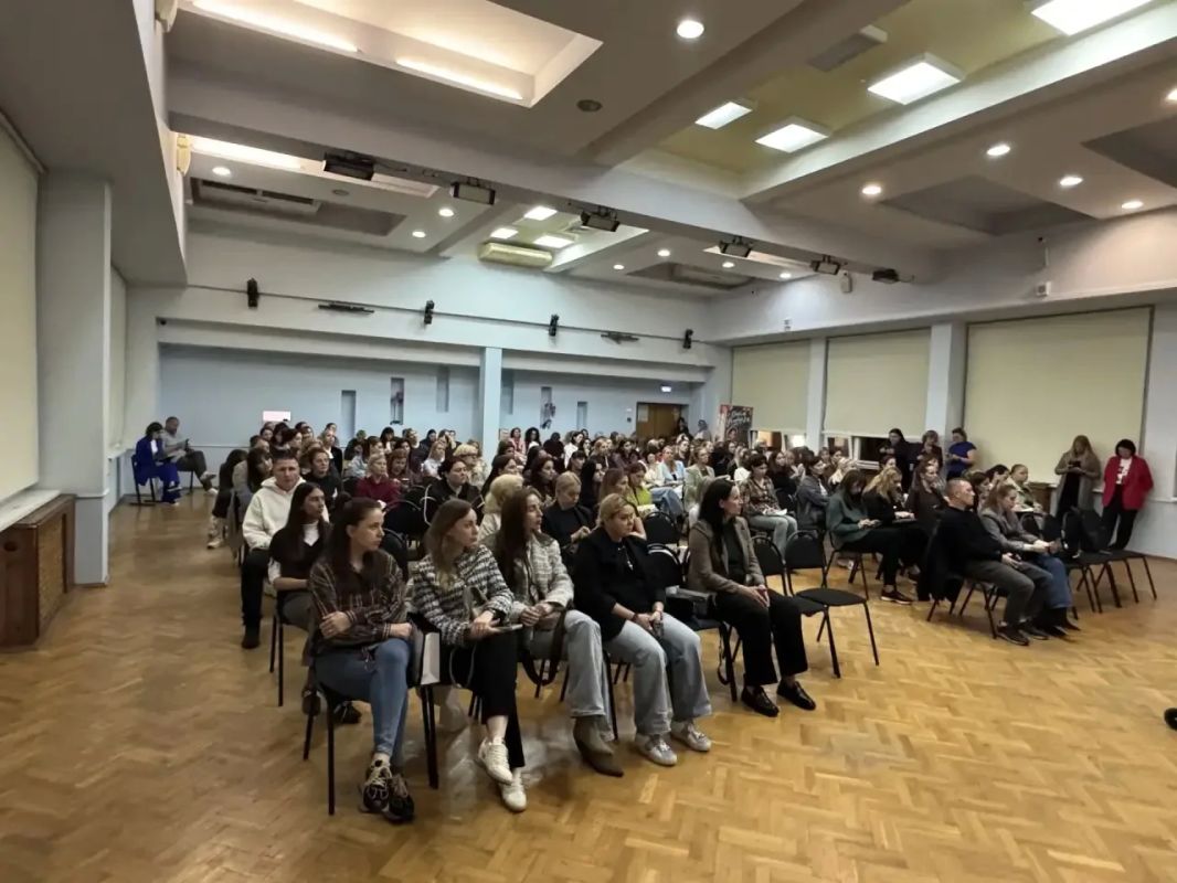 Сотрудники Госавтоинспекции г. Сочи продолжают проводить родительские собрания в образовательных учреждениях нашего города Сотрудники Госавтоинспекции г. Сочи продолжают проводить родительские собрания в образовательных учреждениях нашего города