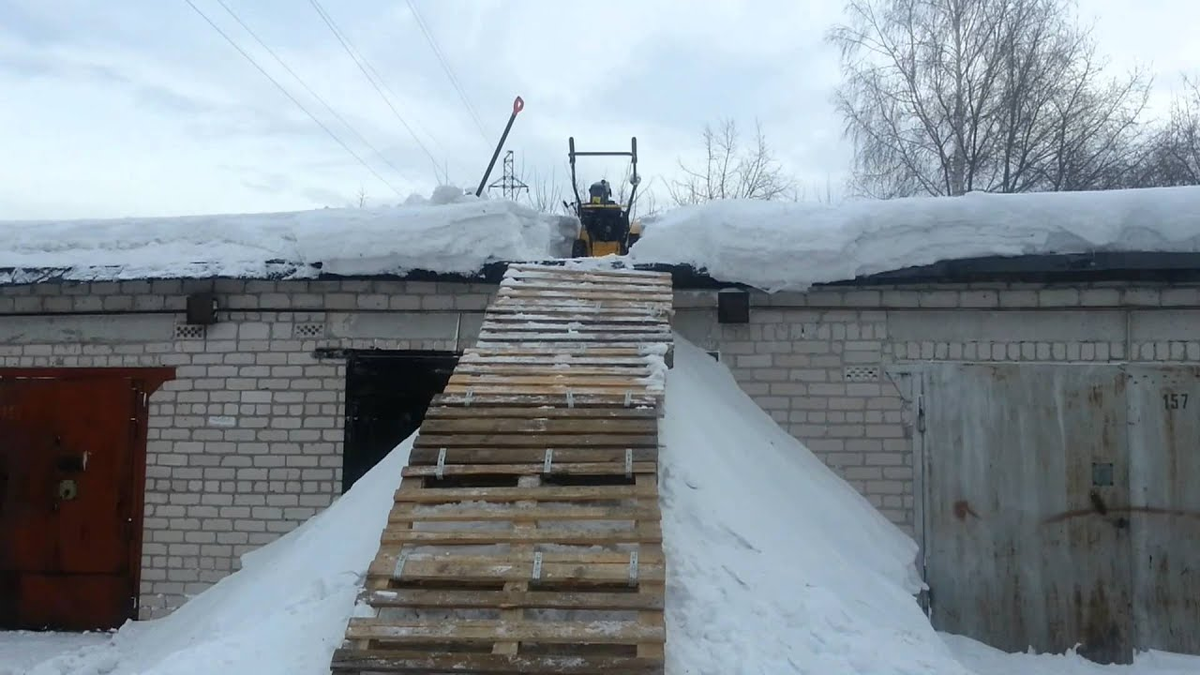 Снег на крыше гаража и теплицы: когда стоит тревожиться
